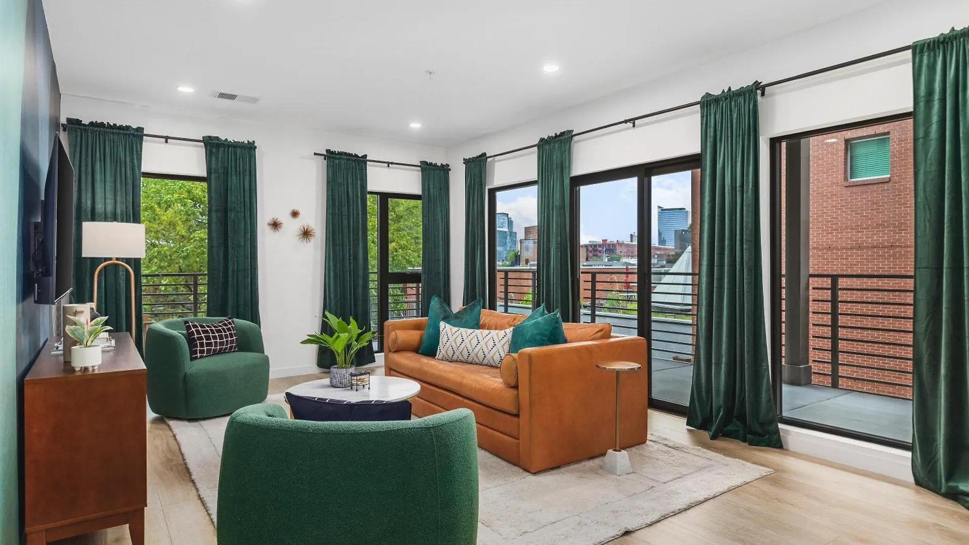 Luxury In The Gulch With Patio Pool Walk To Broadway contacts
