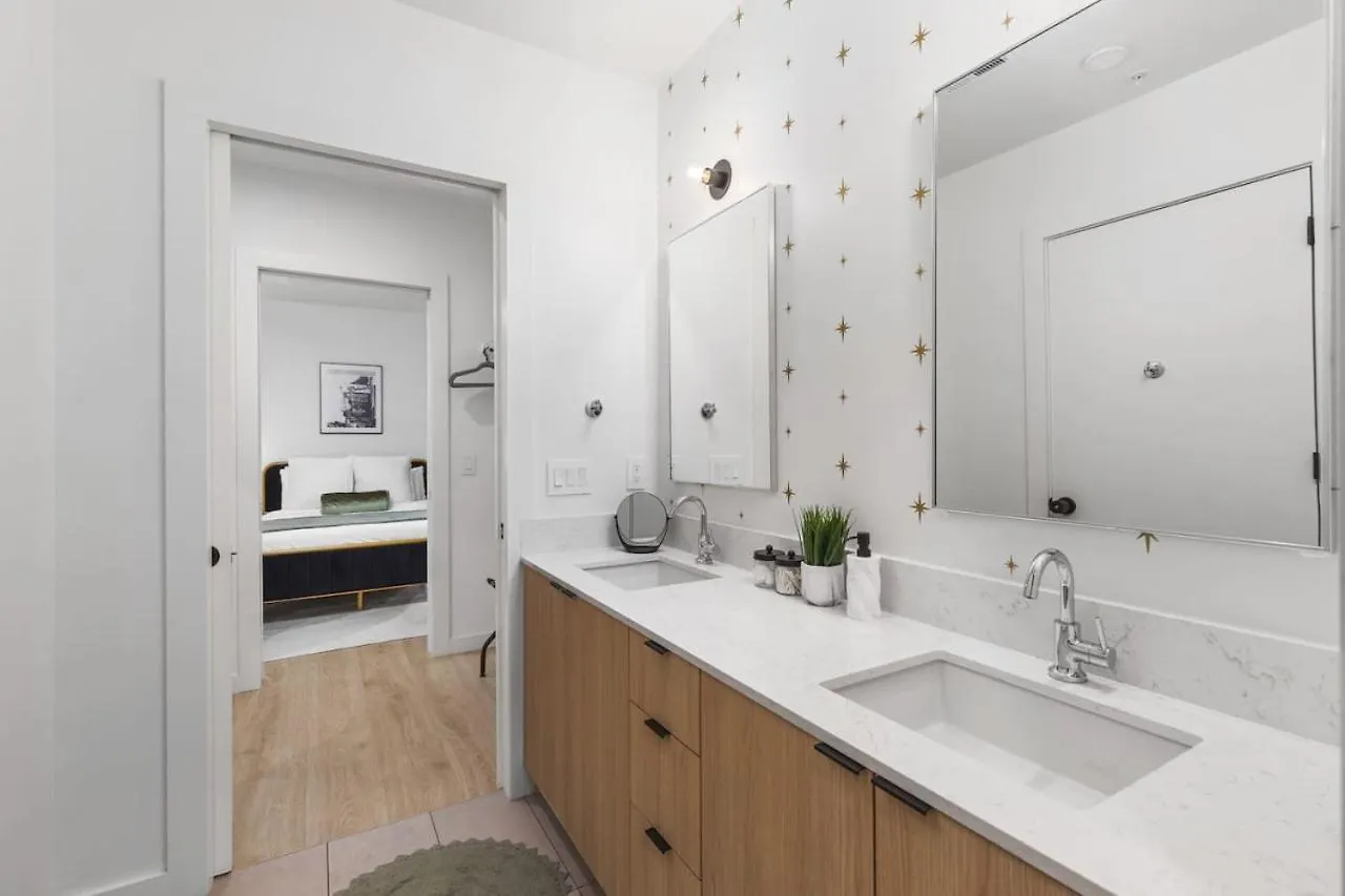 Luxury In The Gulch With Patio Pool Walk To Broadway Apartment Nashville United States