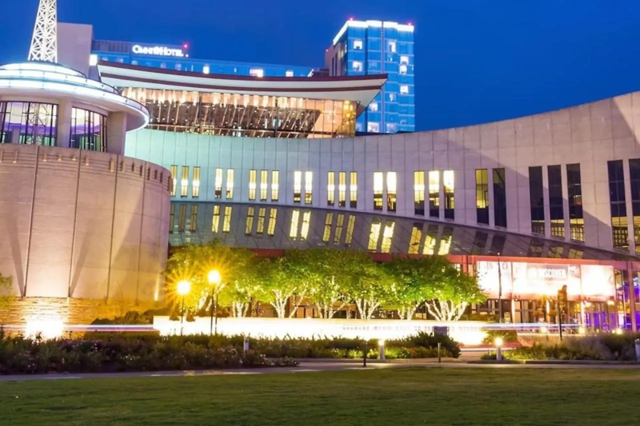 Luxury In The Gulch With Patio Pool Walk To Broadway Apartment Nashville United States